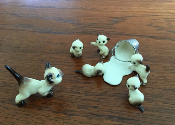 hagen renaker spilled milk pail with siamese kittens