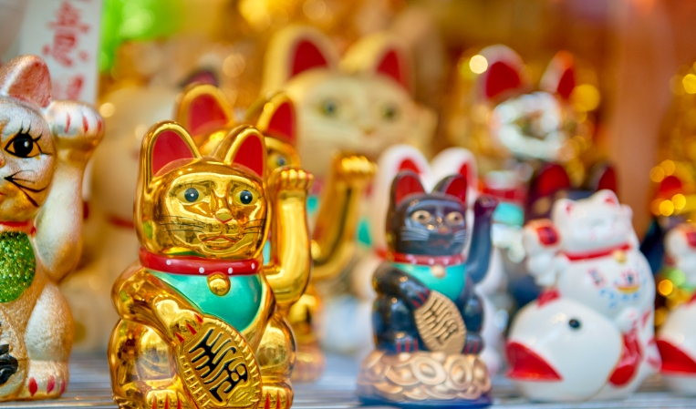 waving cat statue