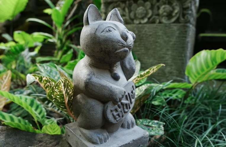 outdoor cat statuary