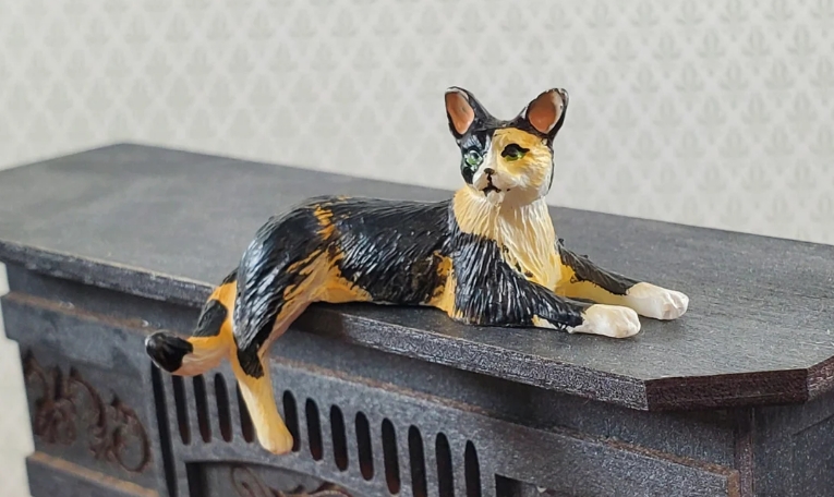 kitty miniature sculpture