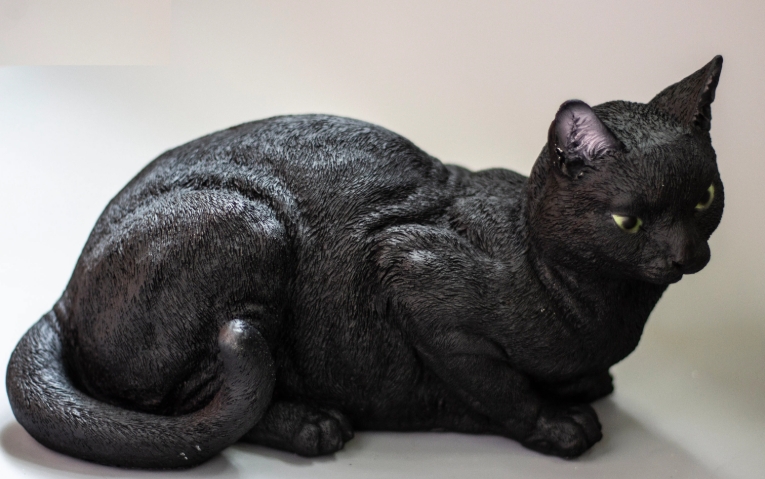 black cat statue