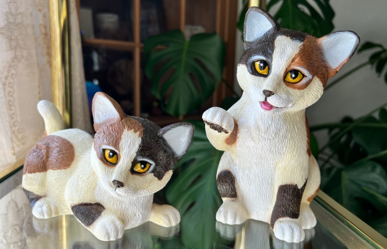 calico cat statue