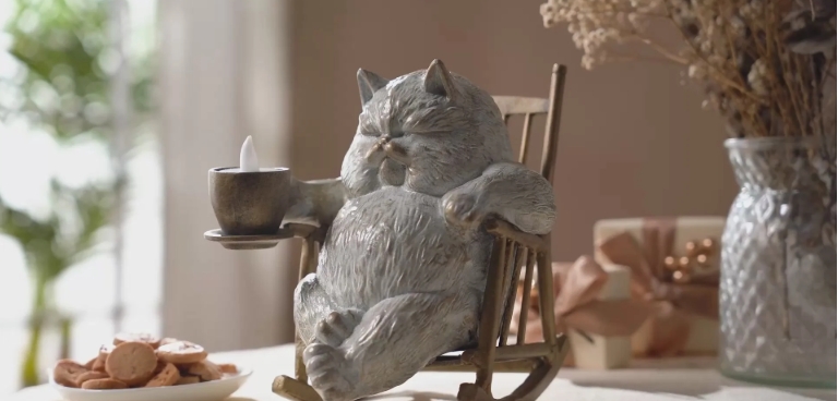 kitty statue