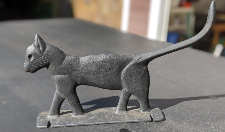 metal cat statue