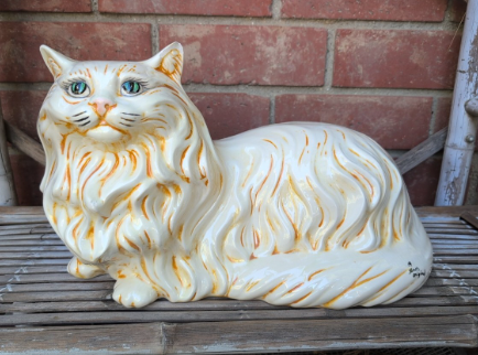 white cat statue