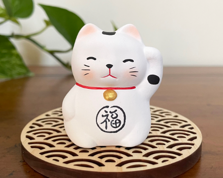 japanese lucky cat statue