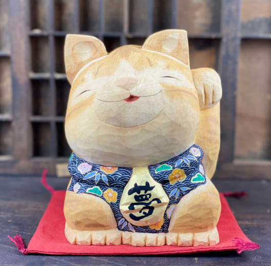 maneki neko statue