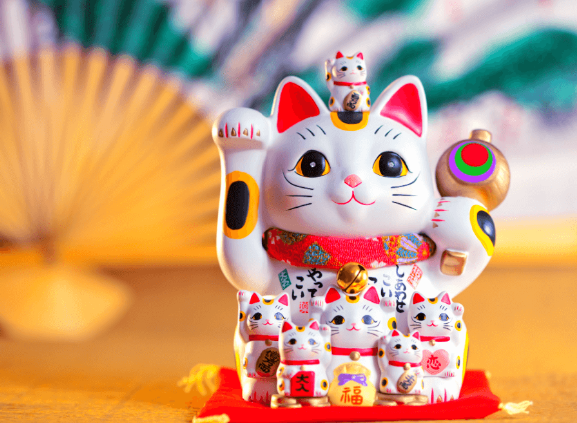 lucky cat statue