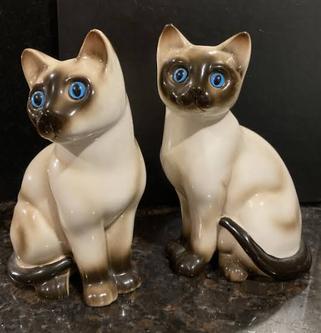 siamese cat statue