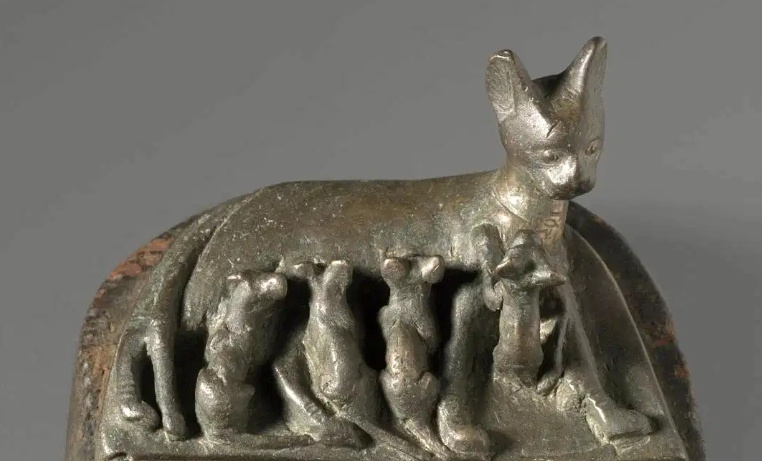 angry cat statue