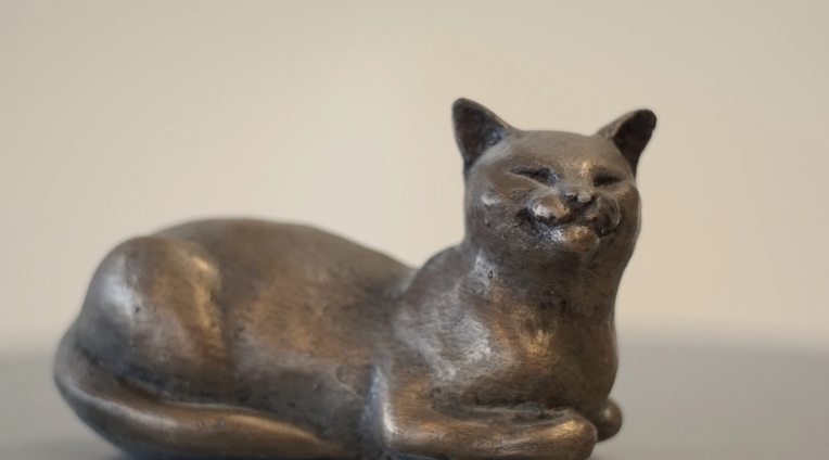 cat bronze statue