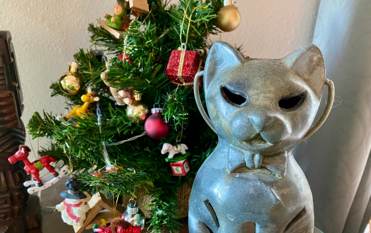 cat christmas figurine