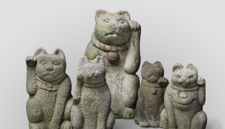 beckoning cat statue