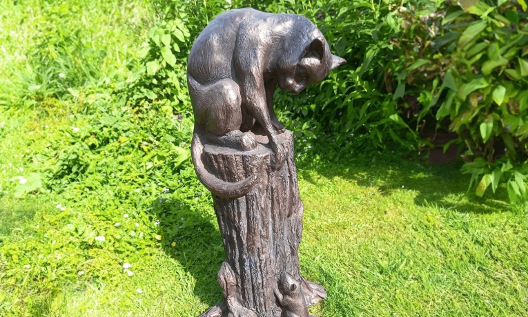 cat and mouse garden statue