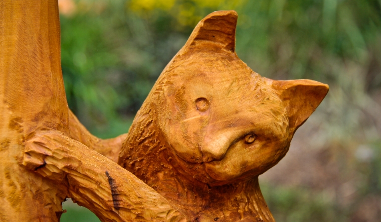 cat on tree stump statue