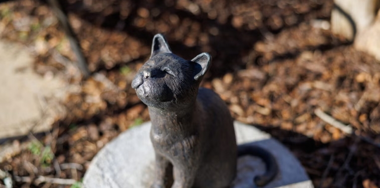 cat sculpture outdoor