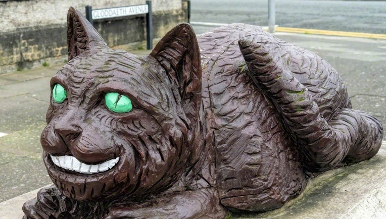 cheshire cat sculpture