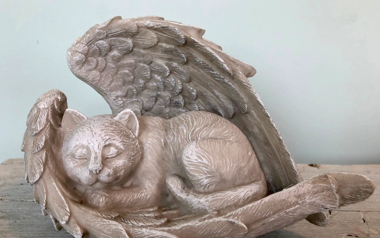 angel kitty statue