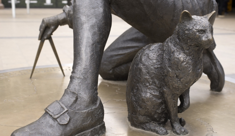 cat grave statue