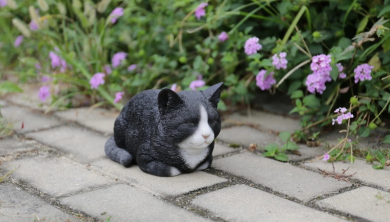 black and white cat garden statue