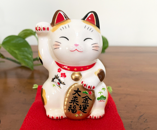 asian cat figurine