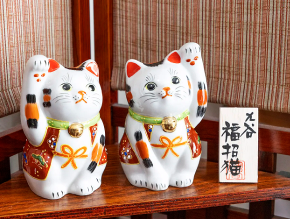 cat waving hand statue