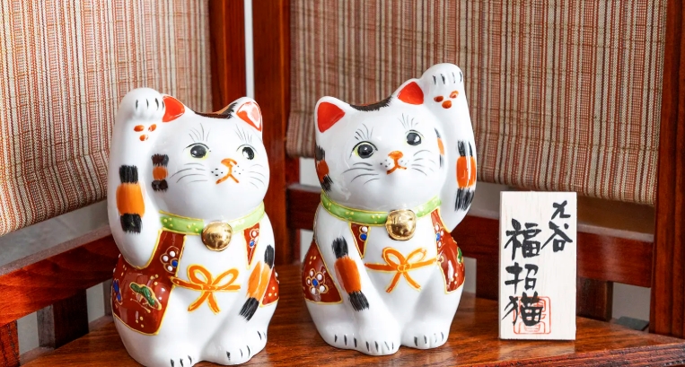 chinese waving cat statue