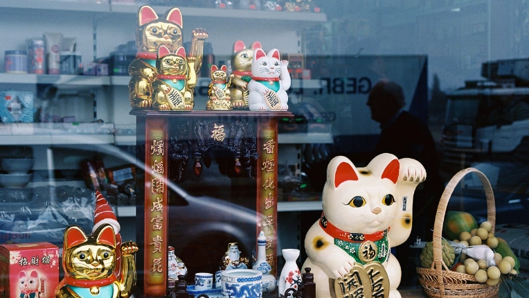chinese ceramic cat figurines