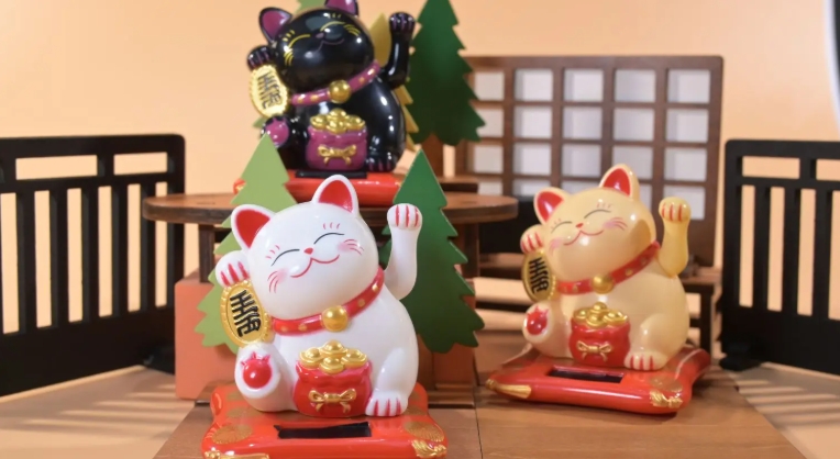 chinese cat with swinging arm