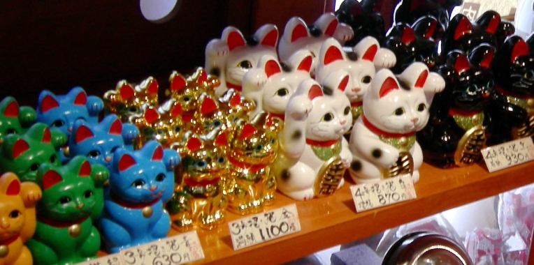 chinese cat statue with moving arm