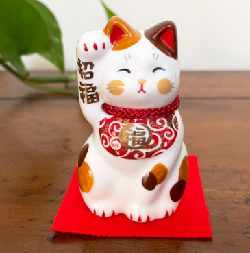 happy cat statue