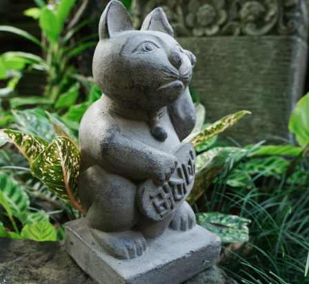maneki neko garden statue