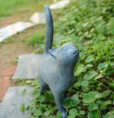 garden cat figurines