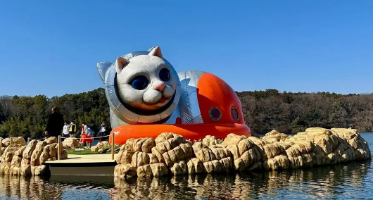 huge cat statue