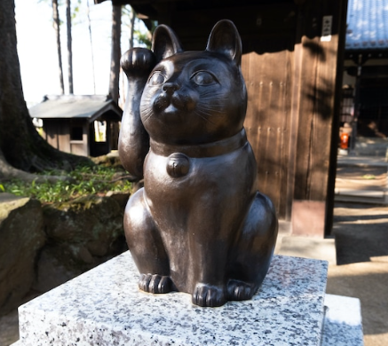 lucky cat sculpture