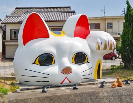 giant lucky cat statue
