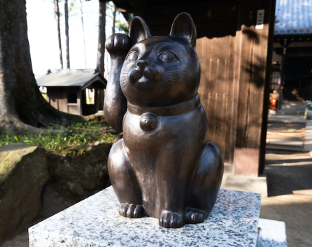 maneki neko sculpture