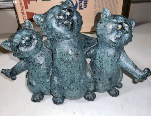 singing cats statue