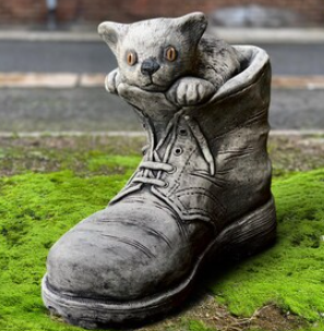puss in boots garden statue