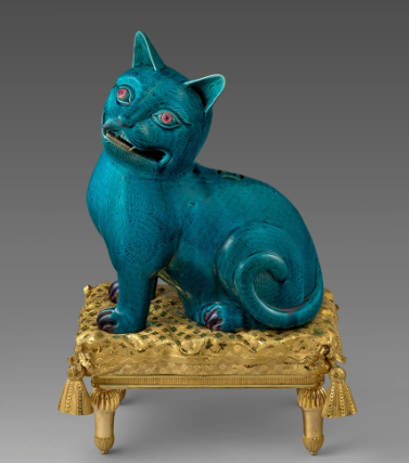 sculpture of a cat